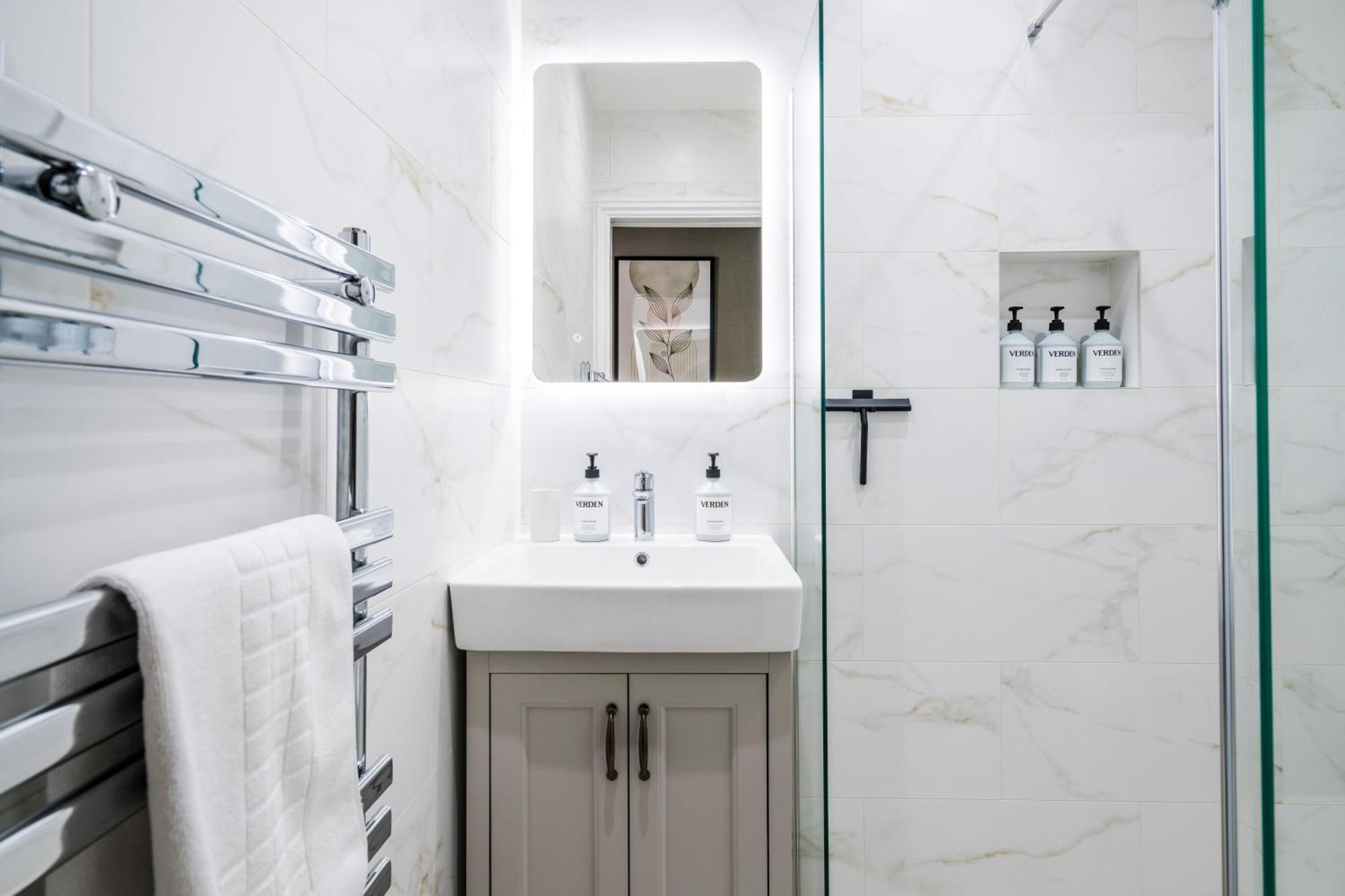 סאטון Cozy 2 Bedroom Apartment In Sutton מראה חיצוני תמונה